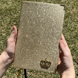 D Nq Np 659827 Mlb77526905334 072024 O Biblia Sagrada Dourada Luxo Brilho Glitter Letras Medias Folha Ecologica E Indice